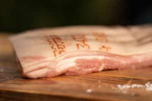 Buikspek-met-zwoerd-close-up-1