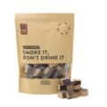 Smoking-Flavours-rode-wijnvaten-red-wine-chunks-1kg-pose