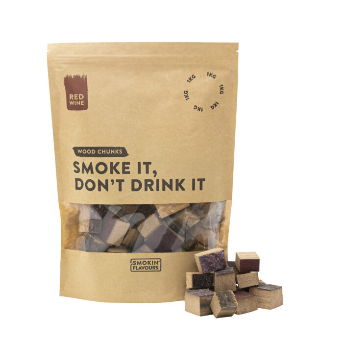 Smoking-Flavours-rode-wijnvaten-red-wine-chunks-1kg-pose