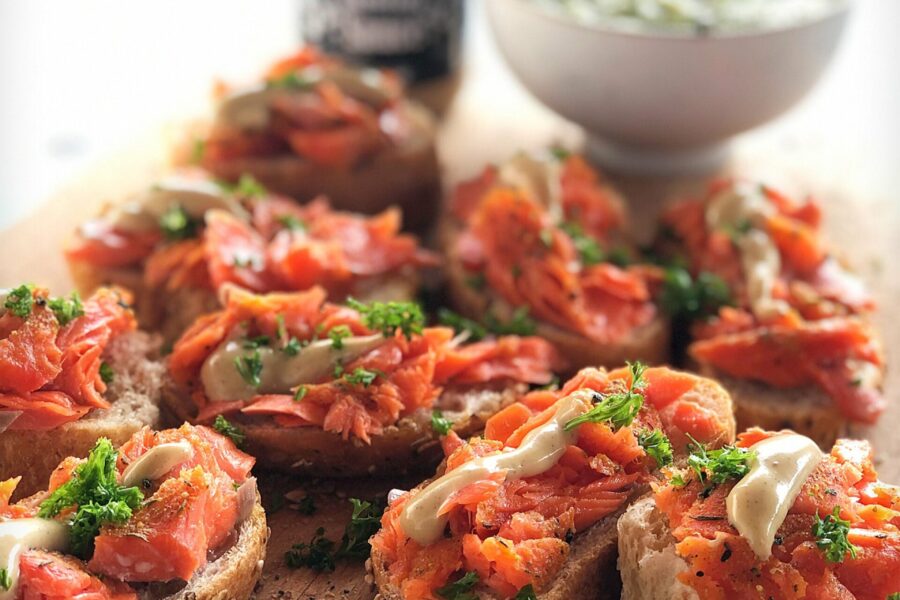 warm-gerookte-zalm-advocado-mouse-bbq-kamado-recept