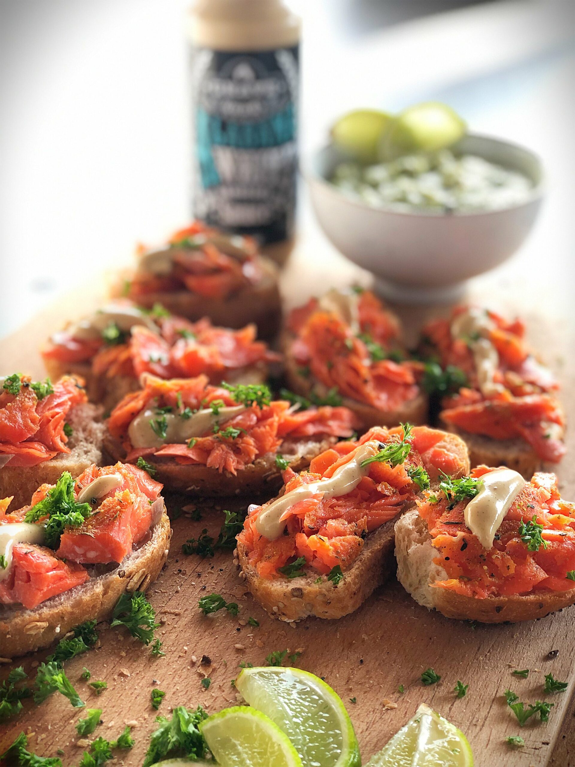 Warm gerookte zalm met avocado dip