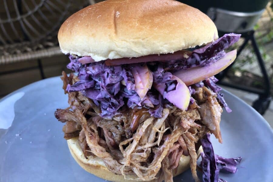 Broodje pulled pork met rode kool appelsalade bbq recept
