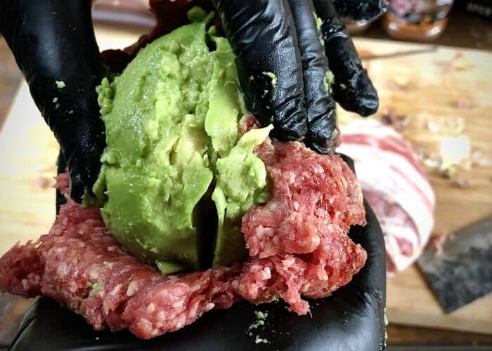 Het vormen van de avocado bacon bombs