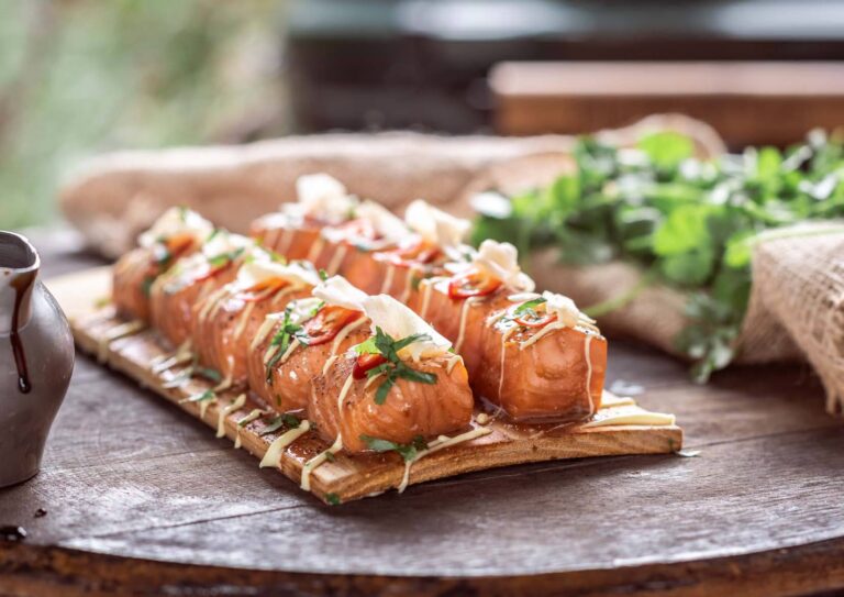 Op-cederhout-gerookte-zalmbonbons