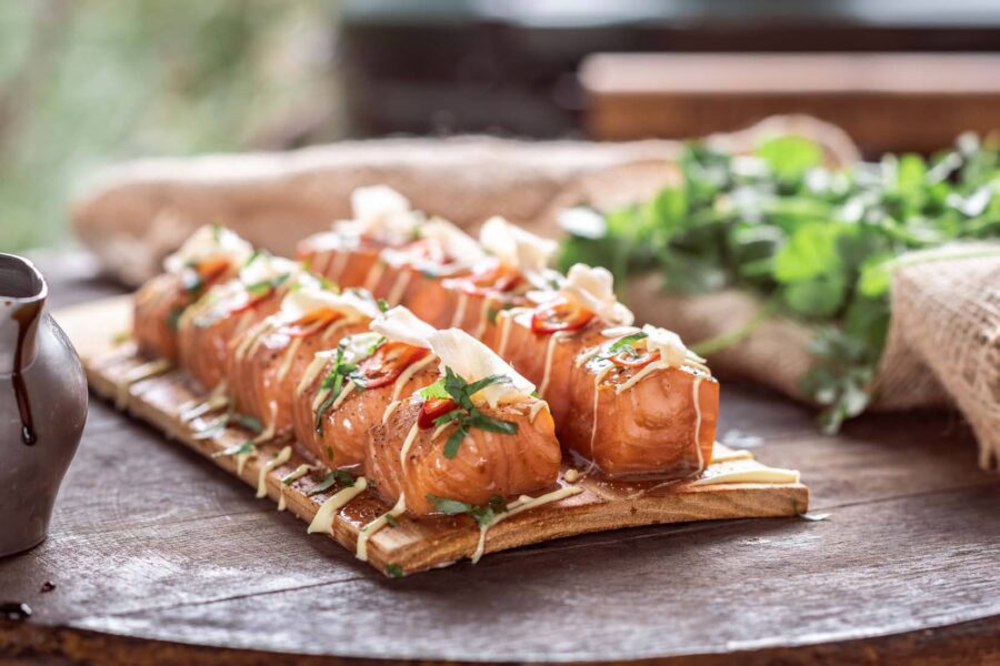 Op-cederhout-gerookte-zalmbonbons