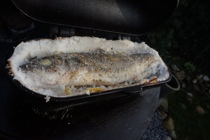 Zeebaars in zoutkorst gietijzer petromax