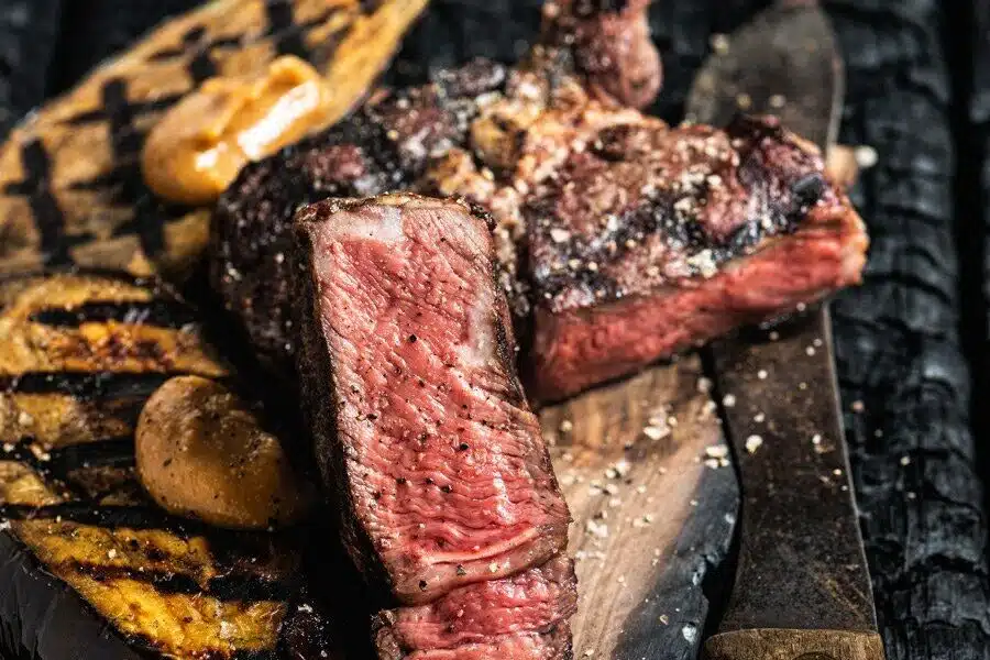 gerookte-gegrilde-ribeye-miso-aubergine-ultieme-kamado-boek