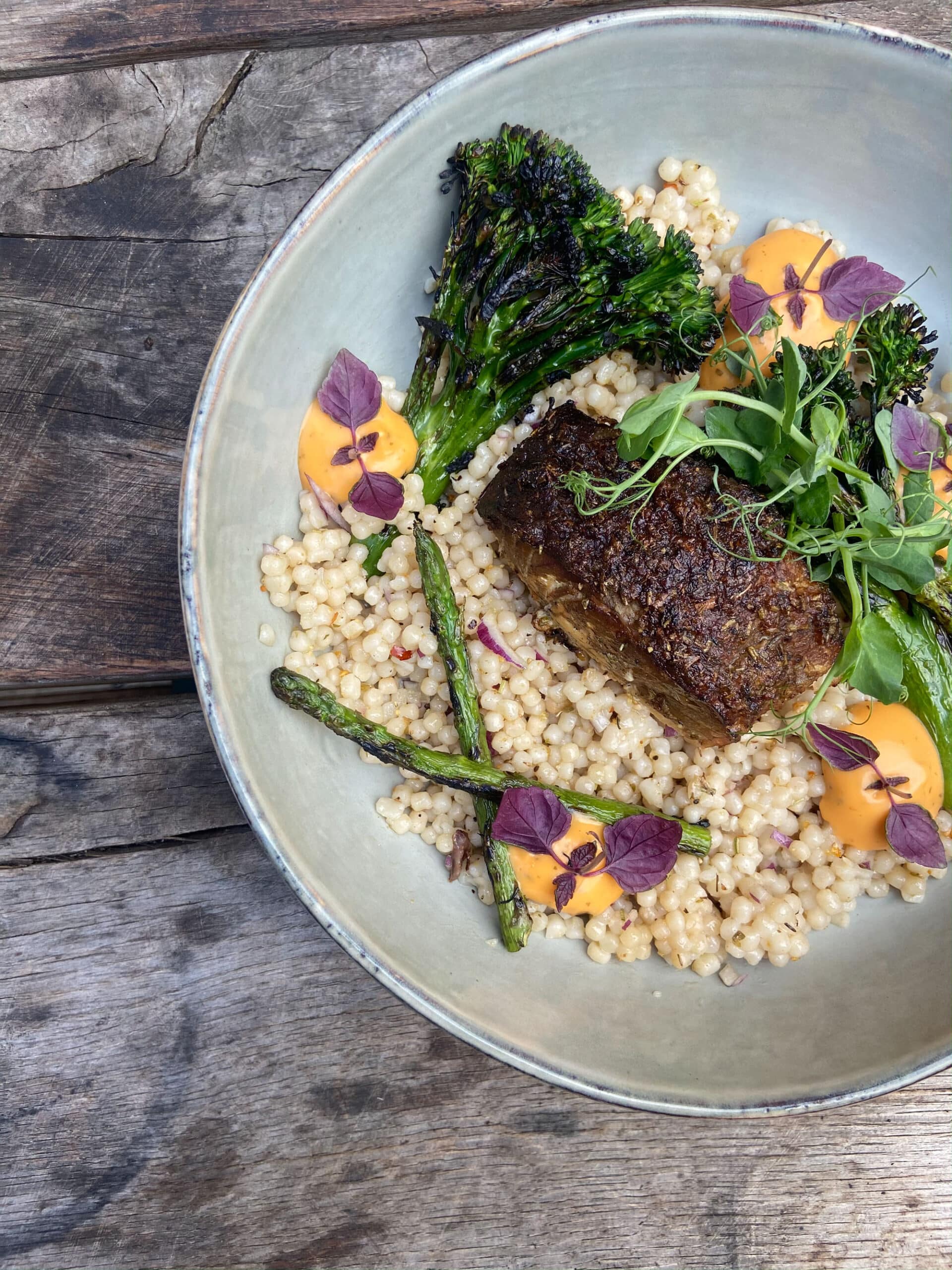 Kabeljauw op een rookplank met parelcouscous