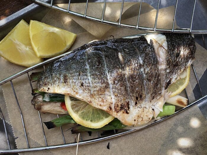 Gegrilde dorade gevuld met groente vis recept bbq kamado big green egg eindresultaat