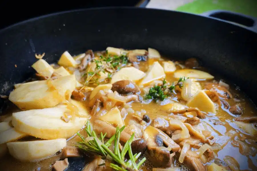 Paddestoelen-stoof-potje-vergetarisch-stoofpot-dutch-oven-bbq-barbecue-winter-donkerbier.
