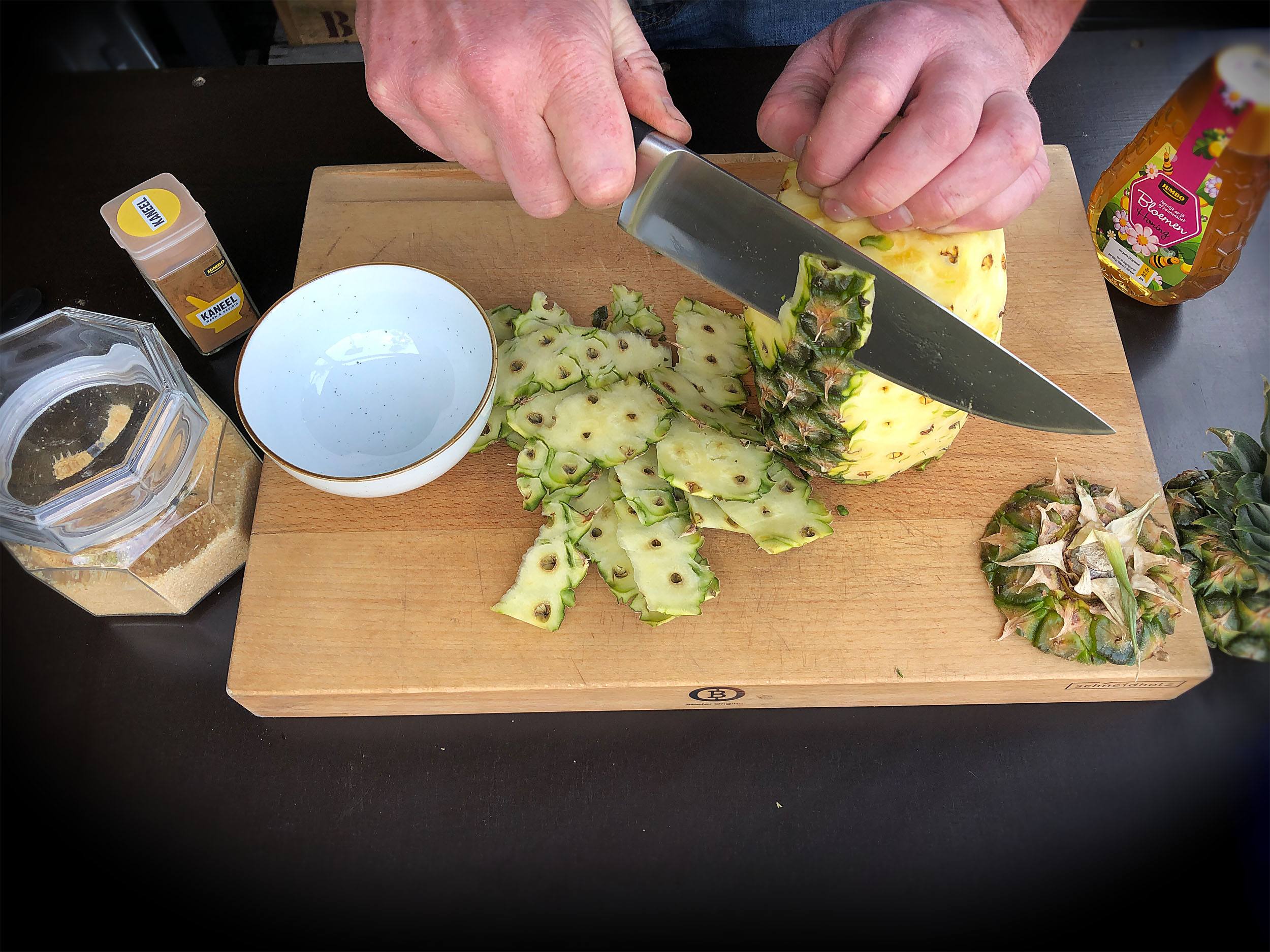 smokey-pineapple-snijden-koken-bbq-kamado-recepten