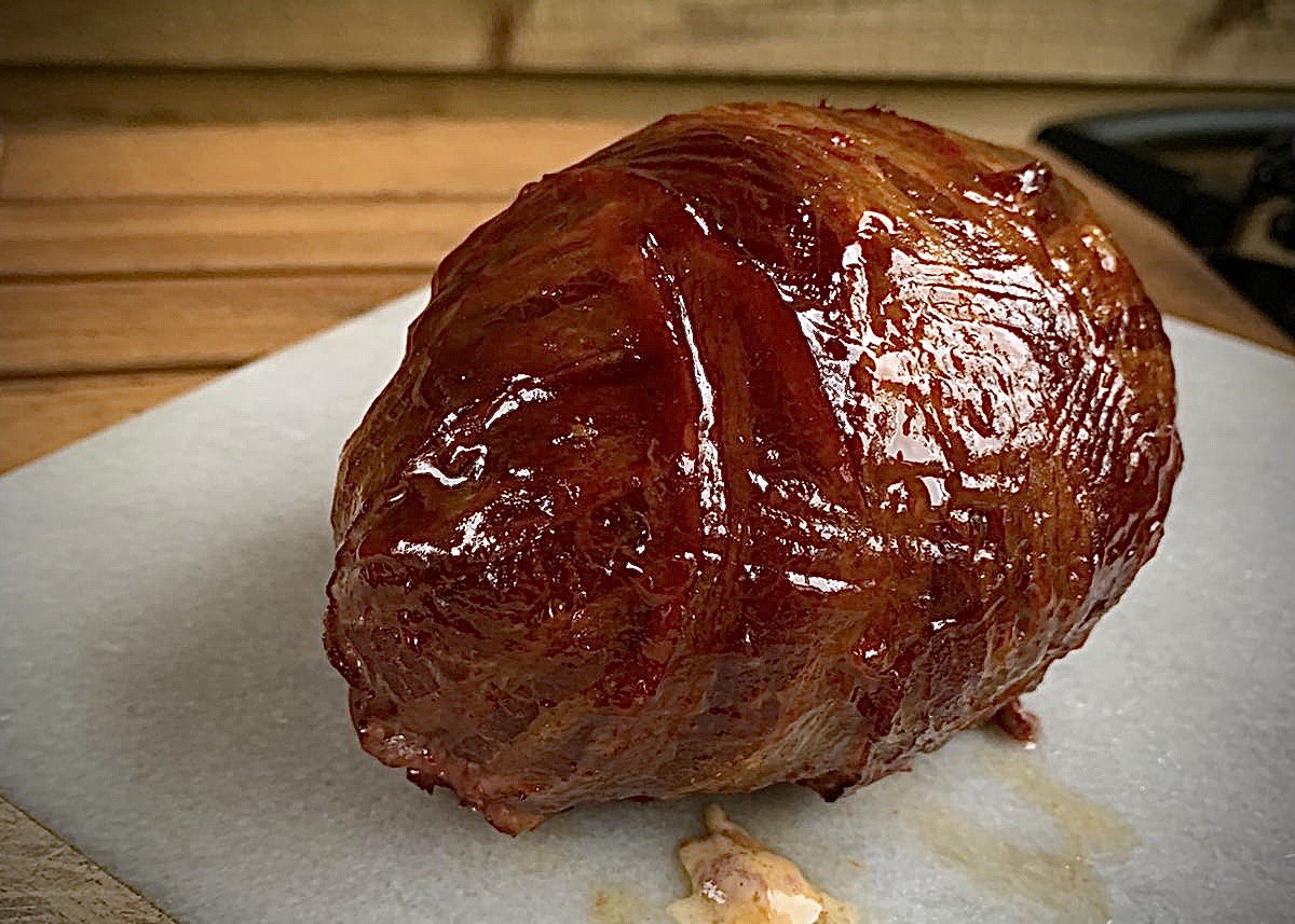 Avocado bacon bomb met glaze voor aansnijden