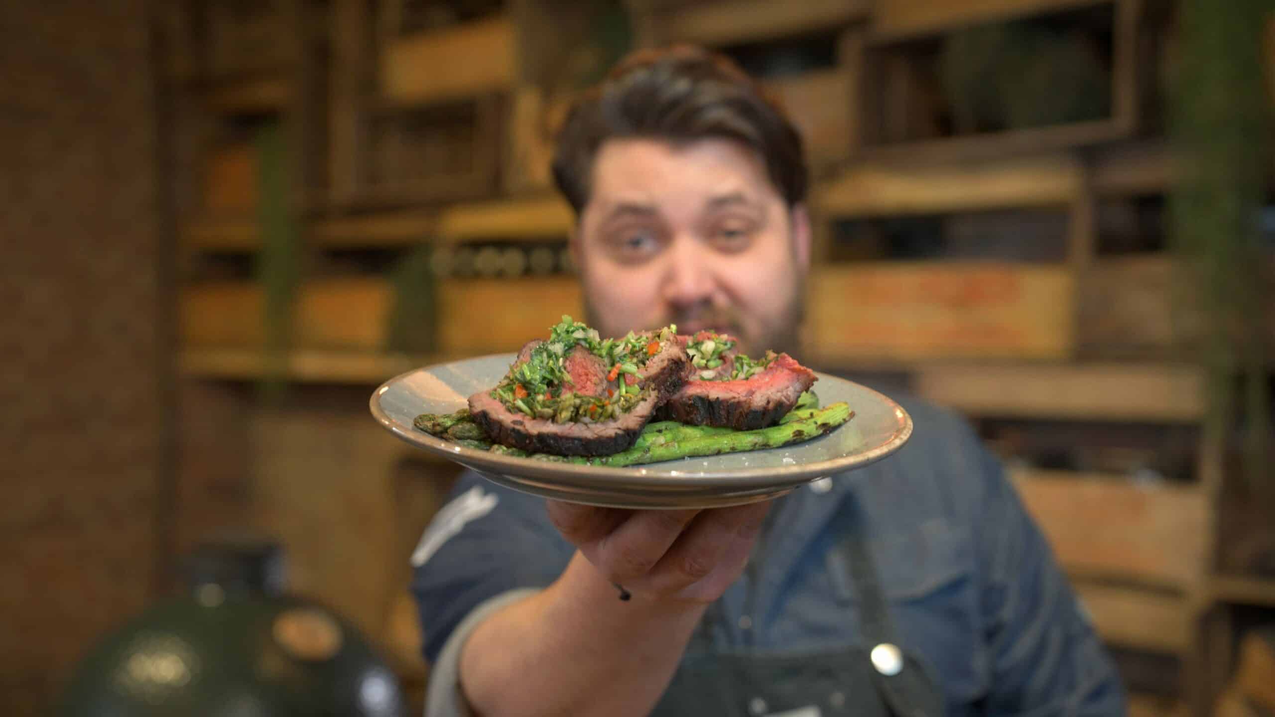 Bavette-Rollade-met-Salsa-Verde-En-Groene-ASperges-Kamado-Recept-BBQ-video-uitleg