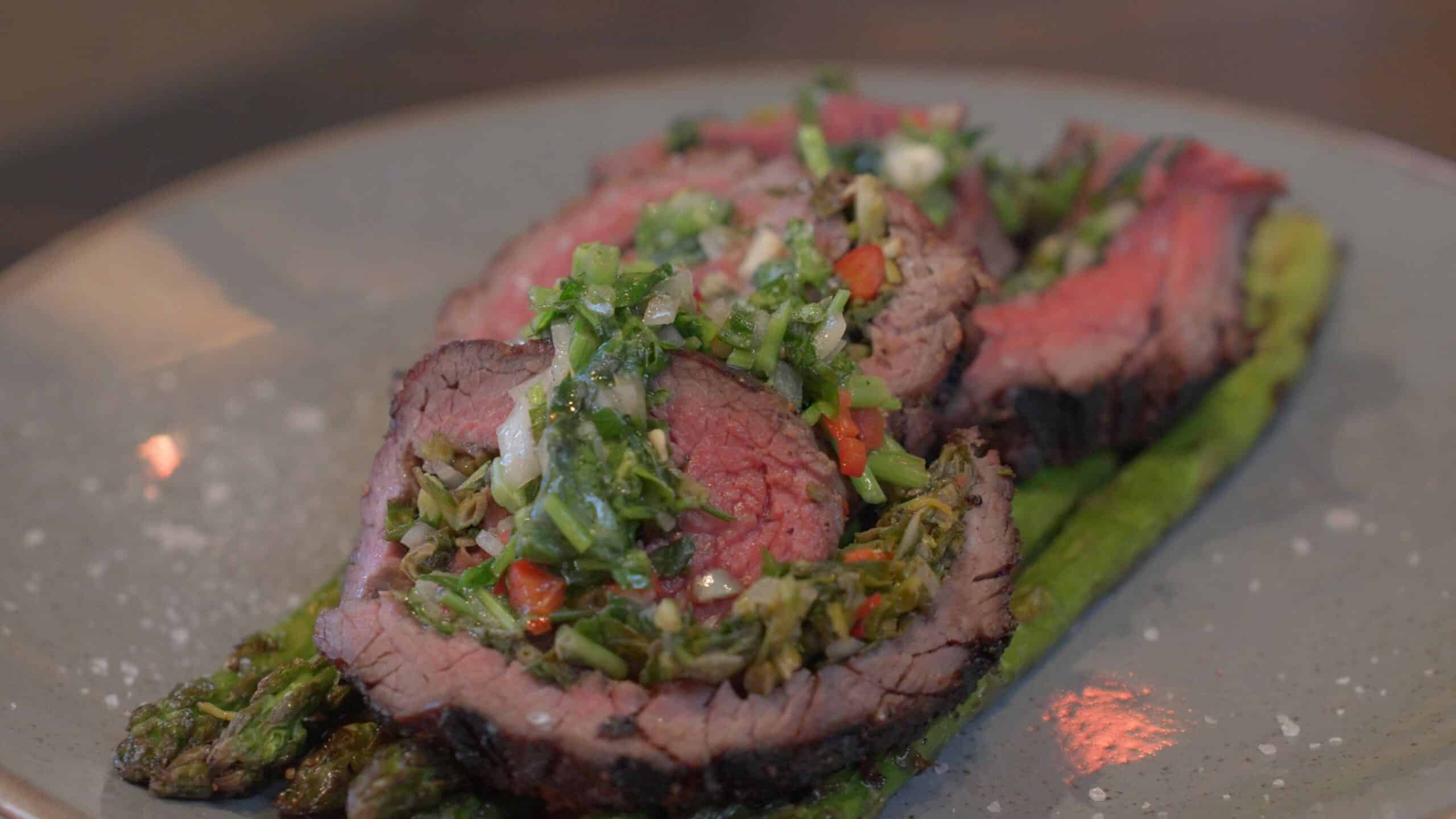 Eindresultaat-Rollade-Van-Bavette-Met-Salsa-Verde-En-Groene-Asperges-BBQ-kamado-Recept