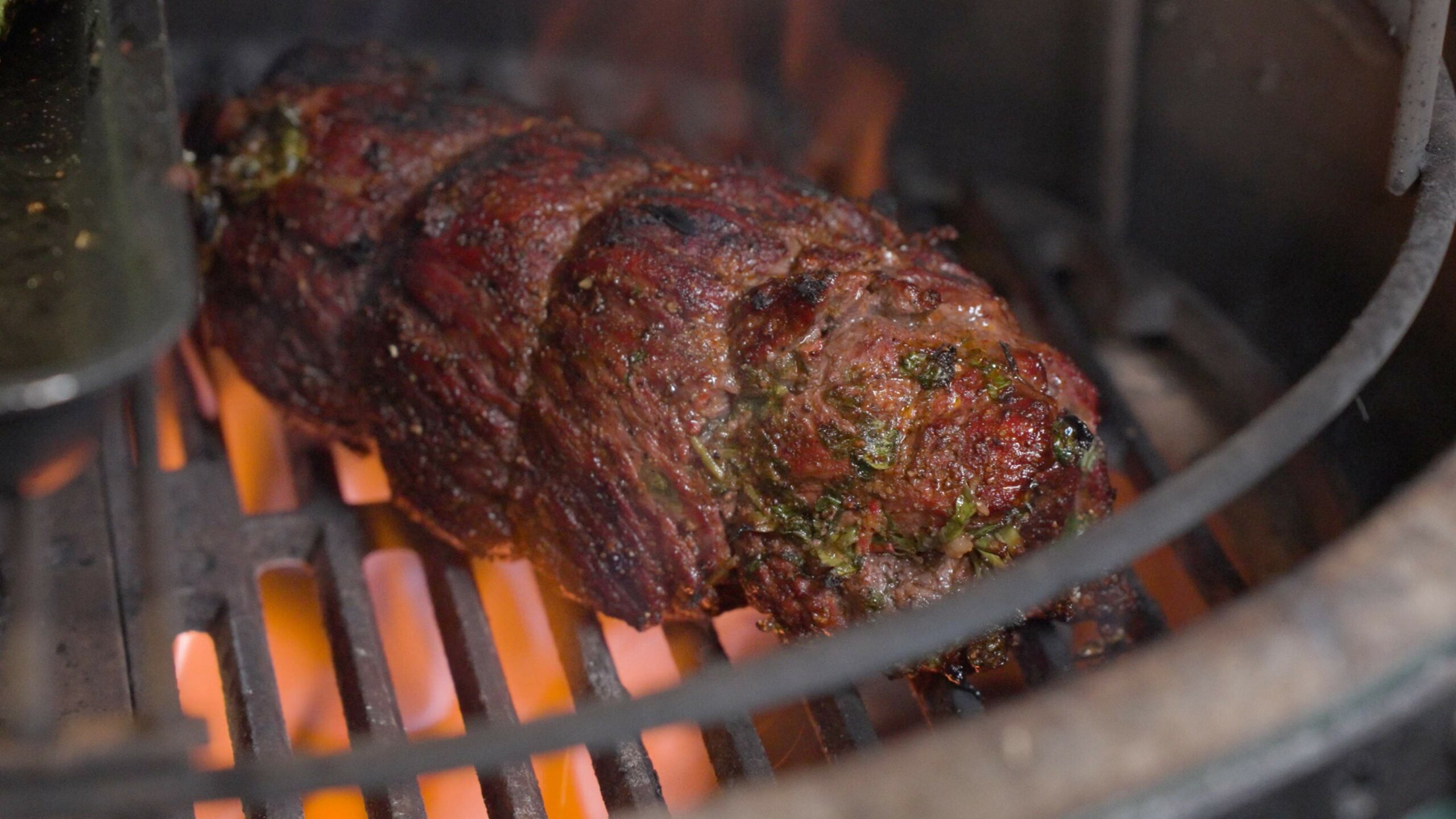 Rollade-Van-Bavette-Rund-BBQ-Vlees-Recept-Kamado-Opbindtouw-Salsaverde-Groene-Asperges