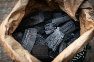 BigGreenEgg-zak-houtskool-vergelijking-4