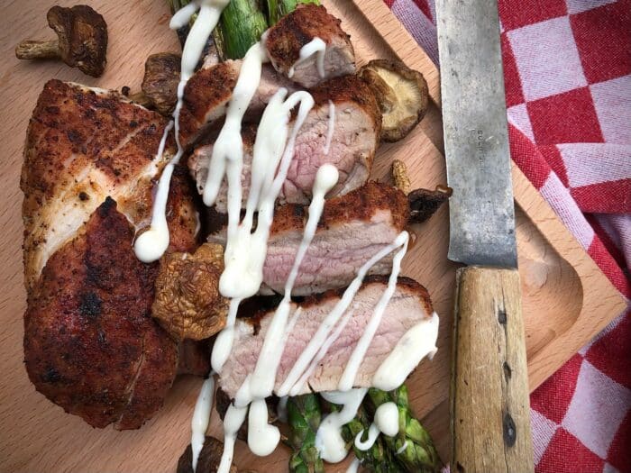 Noord afrikaanse varkenshaas met groene asperges van de bbq recept kamado