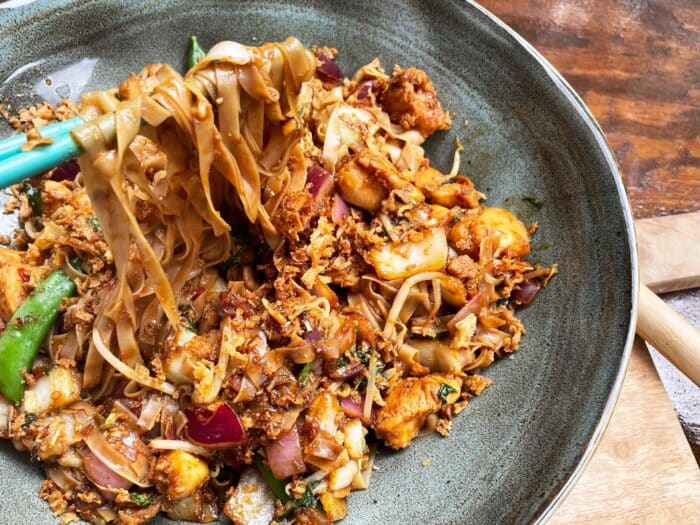 Eindresultaat Rijsnoedels met Aziatische kip gerecht bbq kamado recept inspiratie wokgerecht