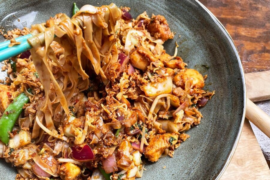 Eindresultaat Rijsnoedels met Aziatische kip gerecht bbq kamado recept inspiratie wokgerecht