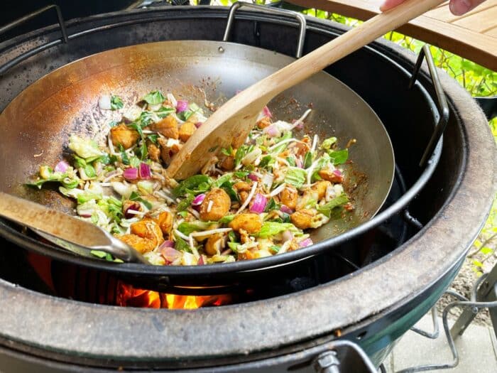 Groente in wok carbon steel wok aziatisch gerecht rijstnoedels kip groente