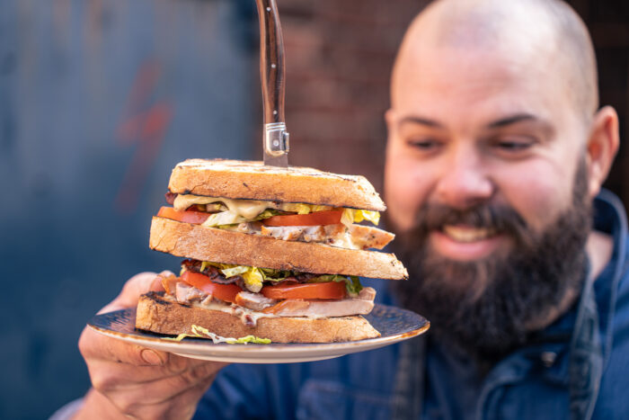Clubsandwich met warmgerookte parelhoenfilet en Baconnaise - BBQ ...