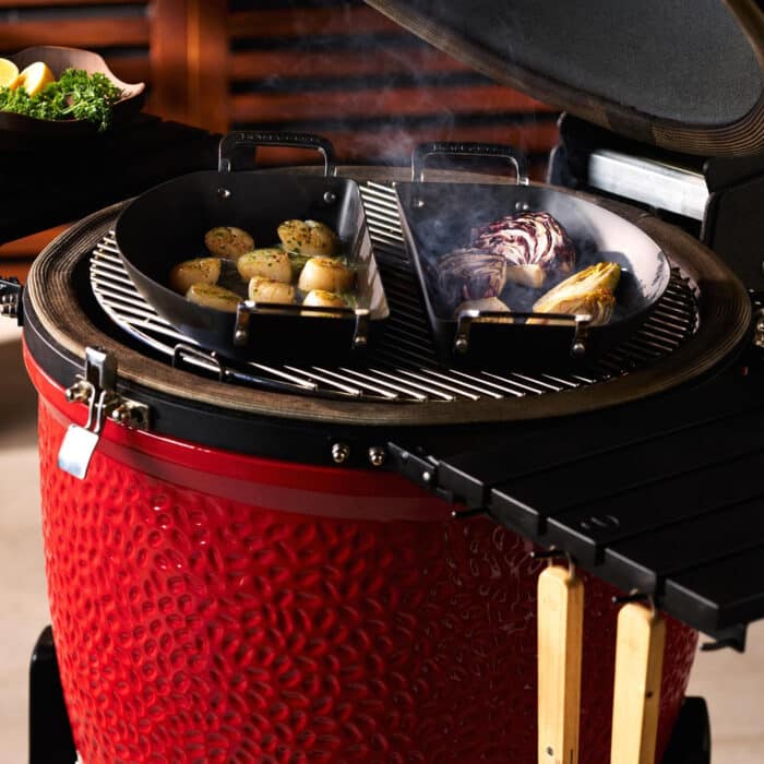 Kamado-Joe-Carbon-steel-halve-maan-set-lifestyle