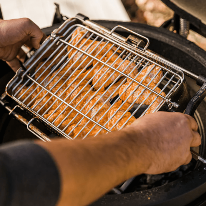 kamado-joe-joetisserie-basket-chickenwings-in-gebruik