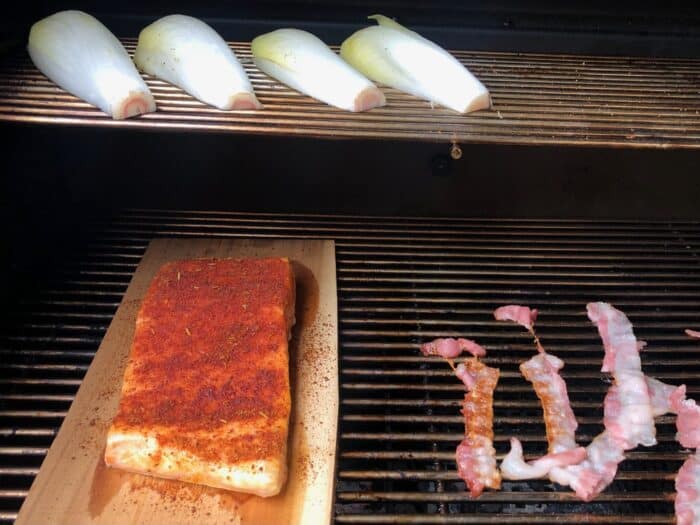 Recept-gelakte-zalm-met-gegrilde-witlof-bacon