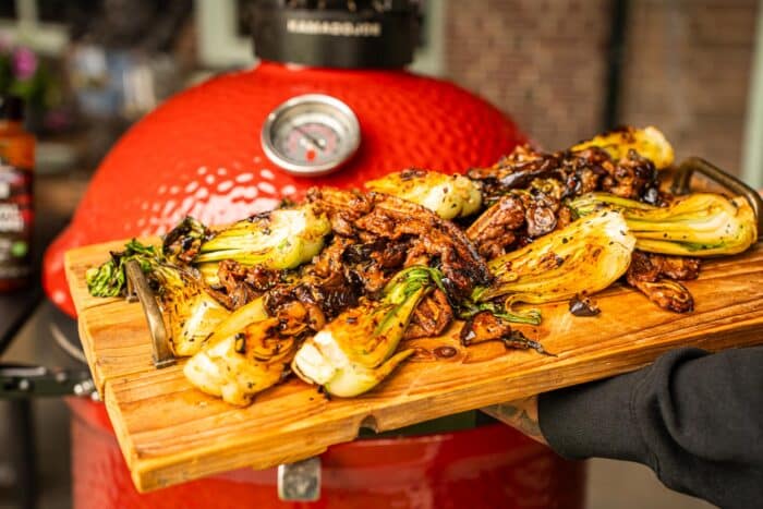 Kamado-Joe-BBQ-feestje_ribs_serveren