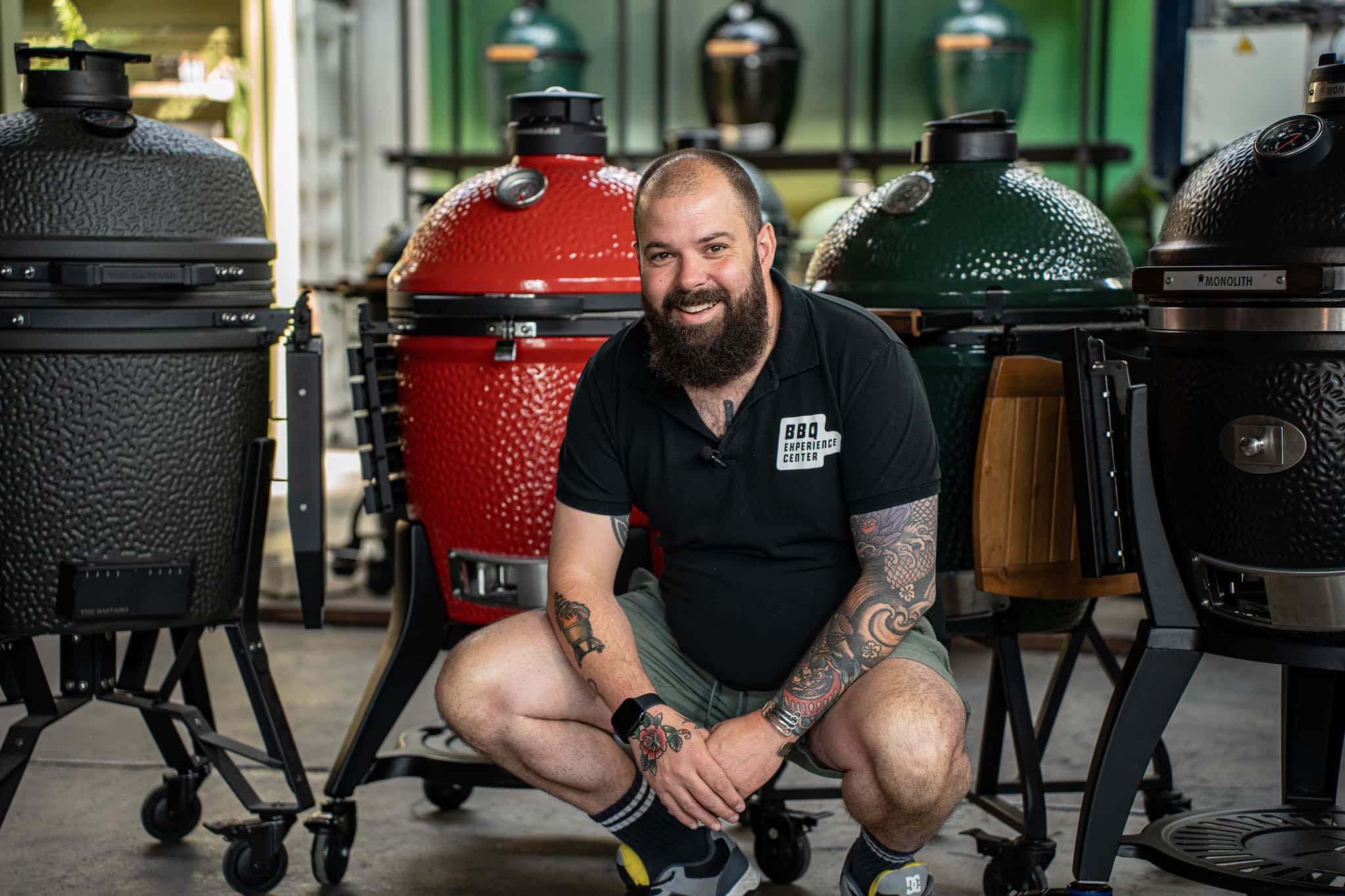 BBQ-chef bij de vier premium kamado's in de BXC-showroom