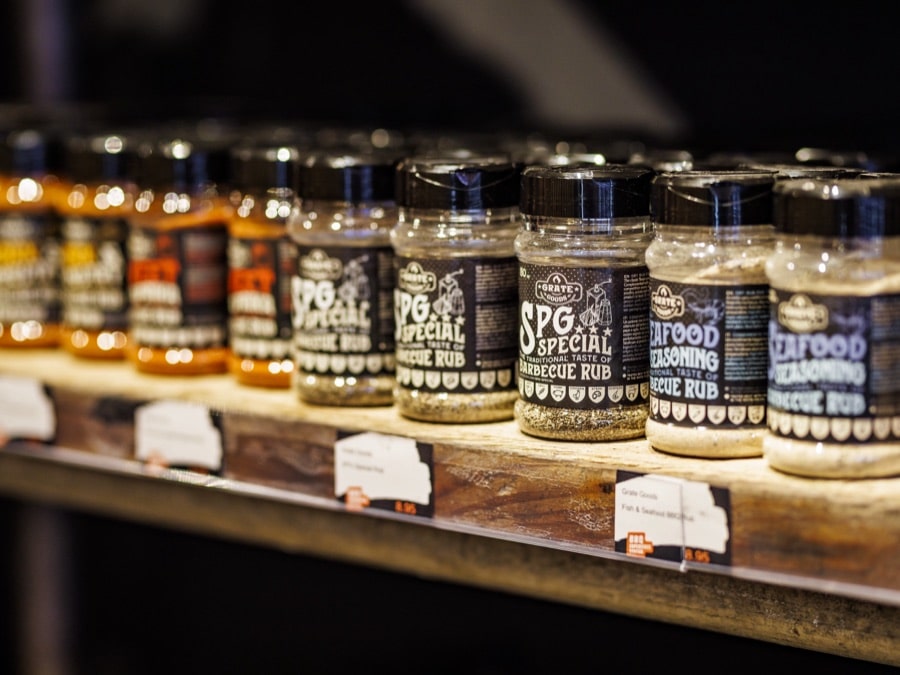 Rubs en sauzen in de schappen van de experience centers