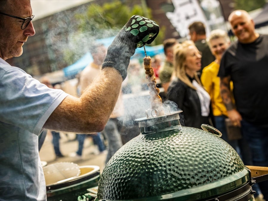 BBQ-handschoen en spies op de kamado tijdens een demo